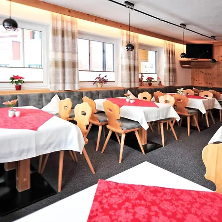 提穆尔塞克膳食公寓 3*